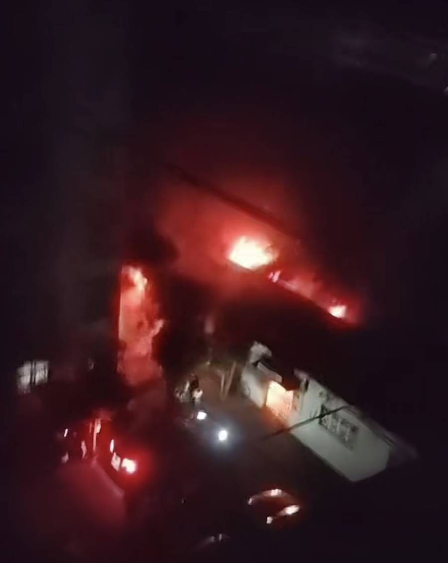 靜安一小區(qū)非機(jī)動(dòng)車停車棚深夜起火:膜結(jié)構(gòu)停車棚