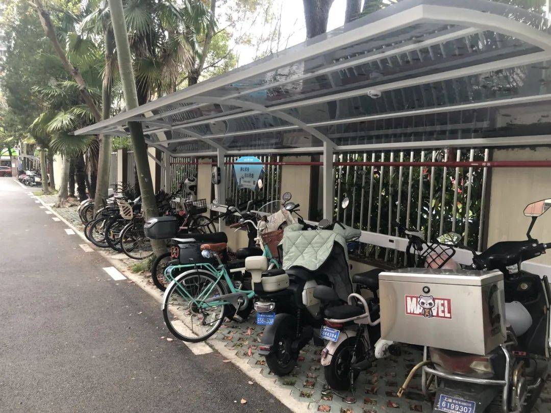 【我為群眾辦實(shí)事】林云 | 三駕馬車齊發(fā)力<strong></p>
<p>停車棚</strong>，林云社區(qū)停車棚舊貌換新顏！:停車棚