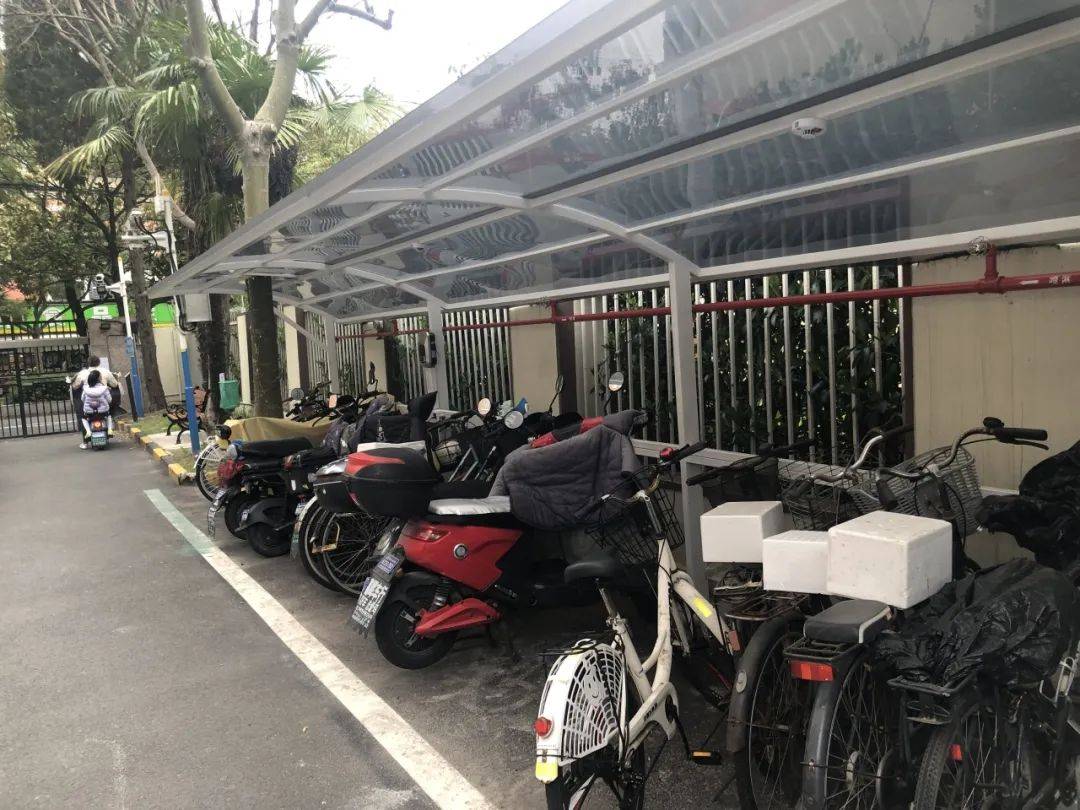 【我為群眾辦實(shí)事】林云 | 三駕馬車齊發(fā)力<strong></p>
<p>停車棚</strong>，林云社區(qū)停車棚舊貌換新顏！:停車棚